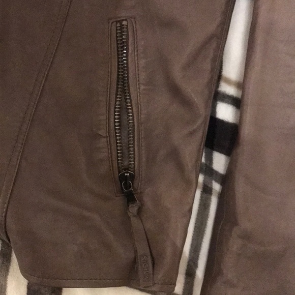 A nice leather jacket ideal for the fall term - Picture 2 of 4